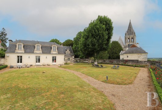 À Loches, au sud-est de Tours, une maison patricienne du 19e siècle posée sur les remparts de la ville - photo  n°6